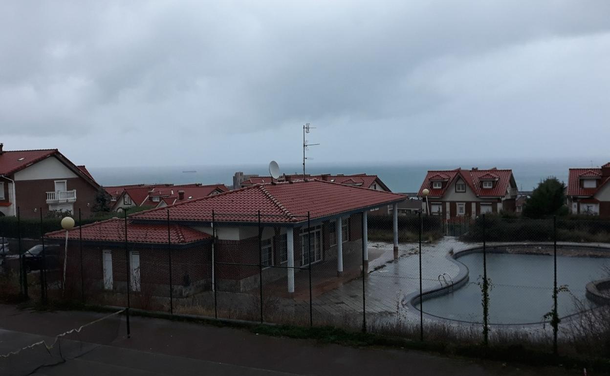 Castro adjudica la urbanización de la zona de Montesolmar para poder regularizar casi 100 viviendas