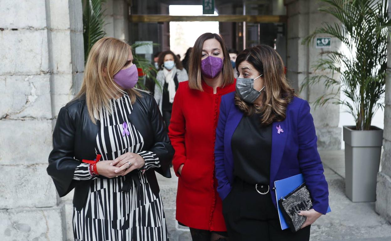 Noelia Cobo, María Sánchez y María José Sáenz de Buruaga en el Parlamento.