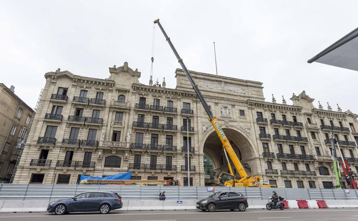 Vallas en las que se colocarán este fin de semana las obras de los catorce artistas