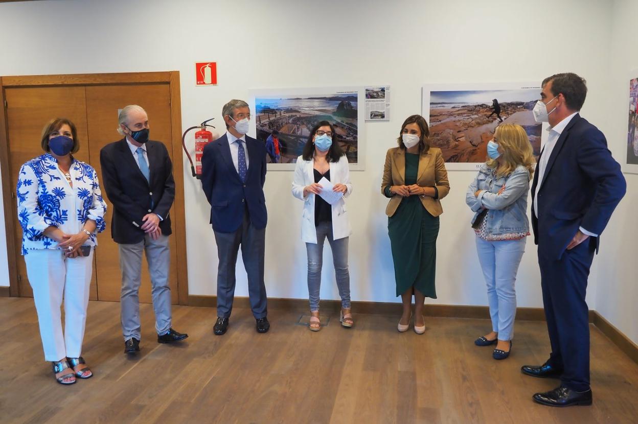 Rosa Valdés, José Manuel Igual, Luis Revenga, Ana Cobo, Paula Fernández, Carmen Pérez e Ignacio Pérez, ayer, en la inauguración de la muestra. 