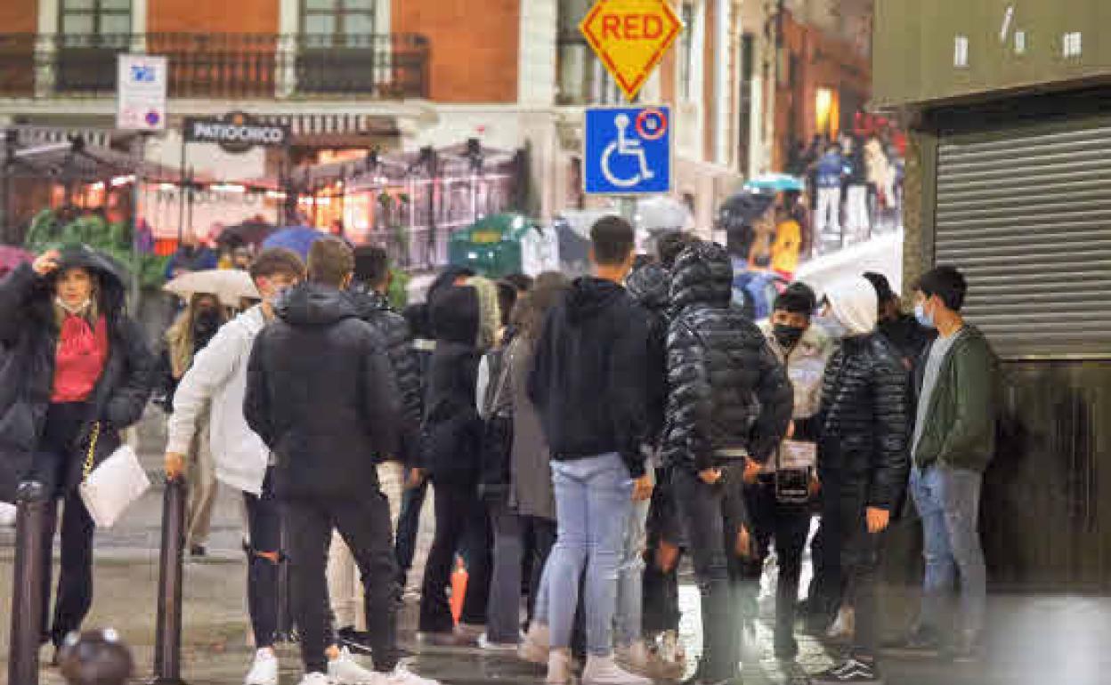 Unos jóvenes realizan botellón en la plaza de Cañadio, en Santander, una de las actividades en el punto de mira tras los brotes detectados