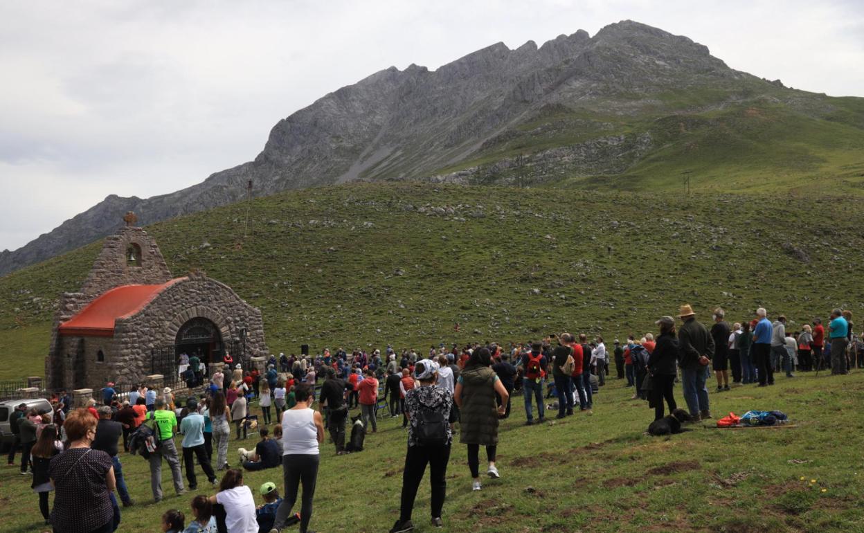 Devotos y romeros siguen la misa en la ermita de la Virgen de la Salud en el puerto de Áliva 