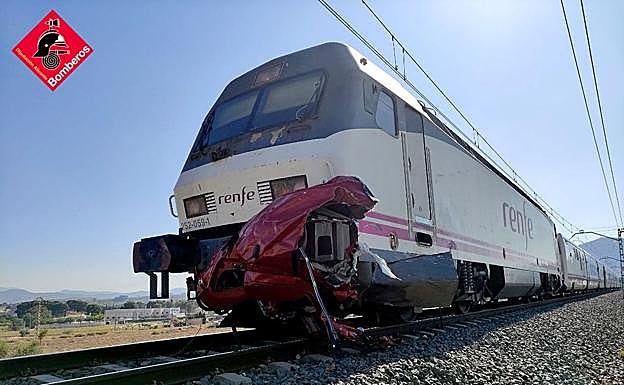 El automóvil ha quedado destruido tras el impacto con el tren 