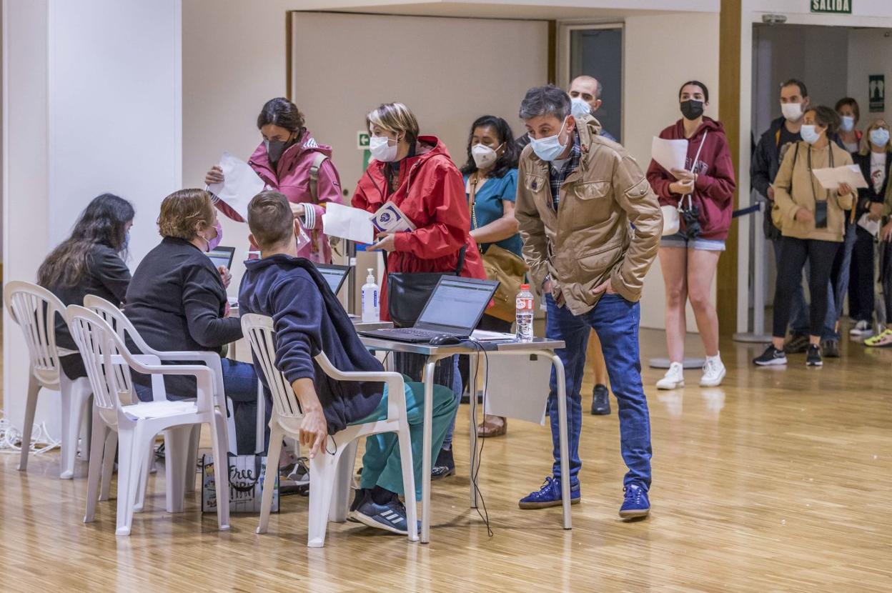 Puesto de registro de vacunación en las instalaciones del Palacio de Exposiciones de Santander. 