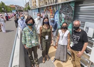 Imagen secundaria 1 - Ana Botín visita los trabajos de la iniciativa &#039;¡Vísteme con arte!&#039; en el Paseo de Pereda