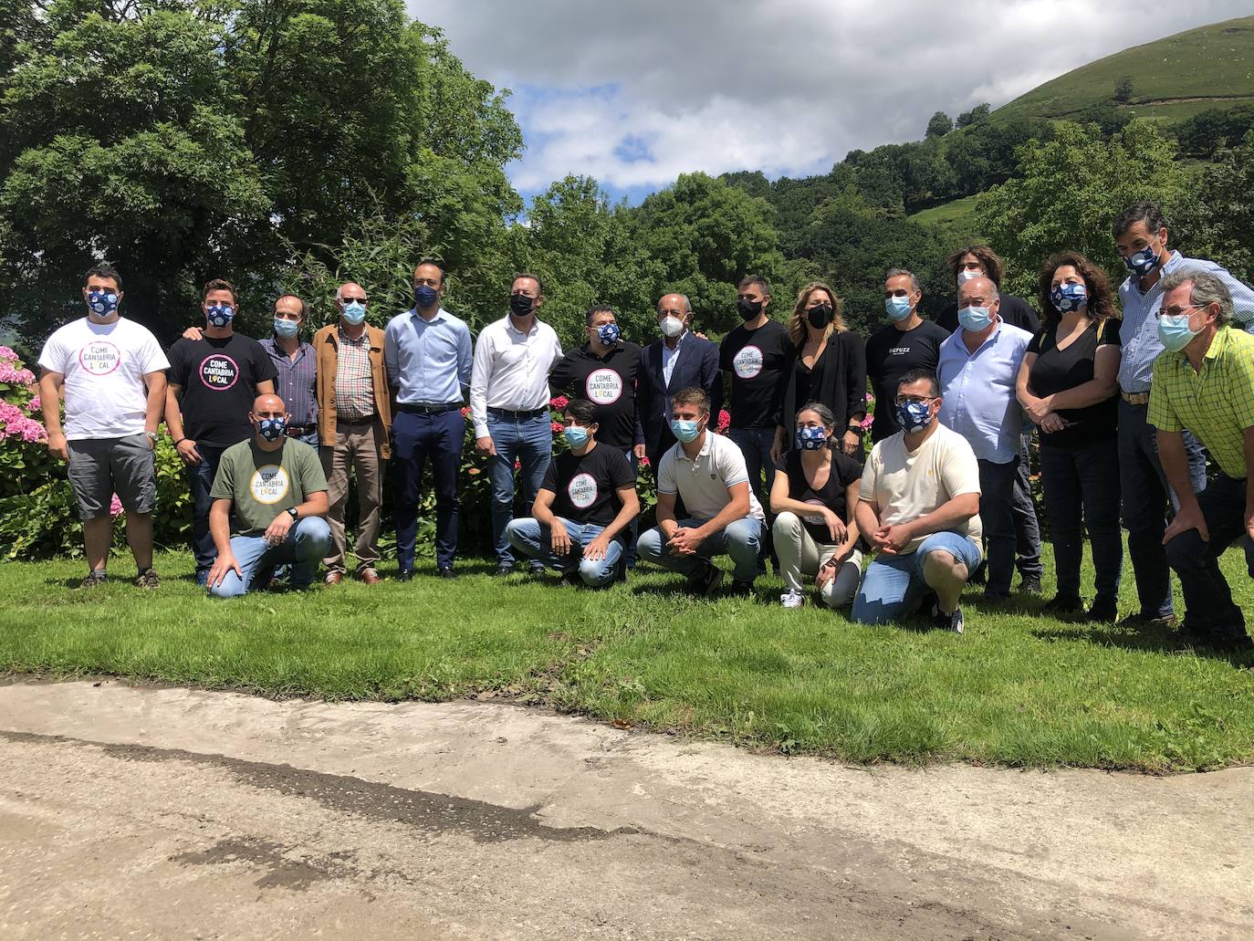 Grupo de productores y autoridades en la granja El Andral