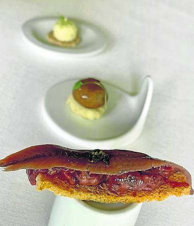 Aperitivos. Galleta de brandada con bacalao, bombón de caza y tosta de steak tartar de vaca tudanca y anchoa del Cantábrico. 