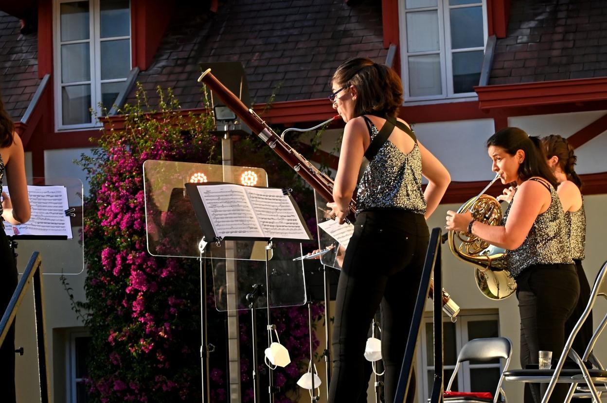 La música del Encuentro, una propuesta que cumple su vigésimo aniversario, escenifica en los Lunes Clásicos la apertura de sus conciertos. 