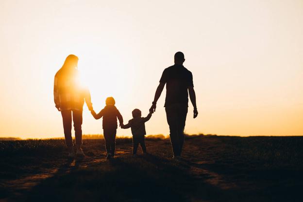 Una pareja con sus hijos al atardeceder, planes comunes sí, pero también respetar los espacioss personales.