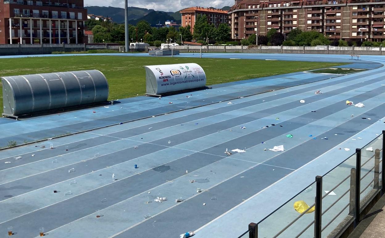 Residuos sobre la pista de atletismo tras la velada de boxeo.