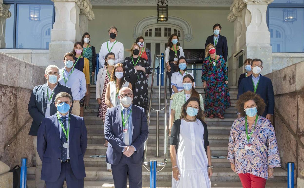 Foto de familia del 'II Encuentro sobre destinos turísticos inteligentes', ayer, en el Palacio de La Magdalena