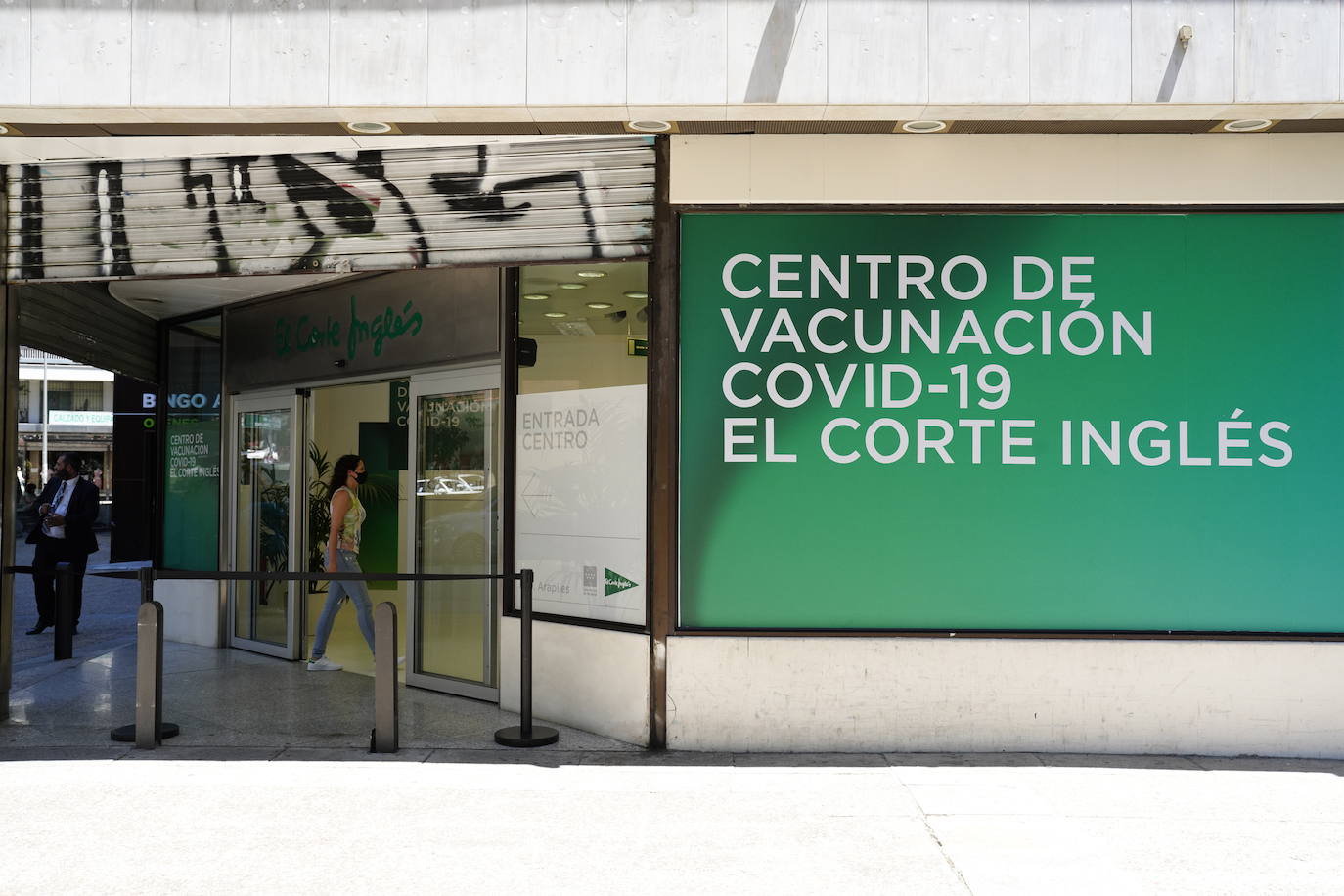 Entrada al Centro de Vacunación de El Corte Inglés de Arapiles, en Madrid.