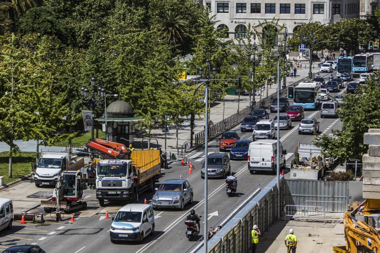 En la primera jornada se cortó el carril bus en dirección al Sardinero y el vial de al lado. Los coches transitaron por los dos carriles centrales. 