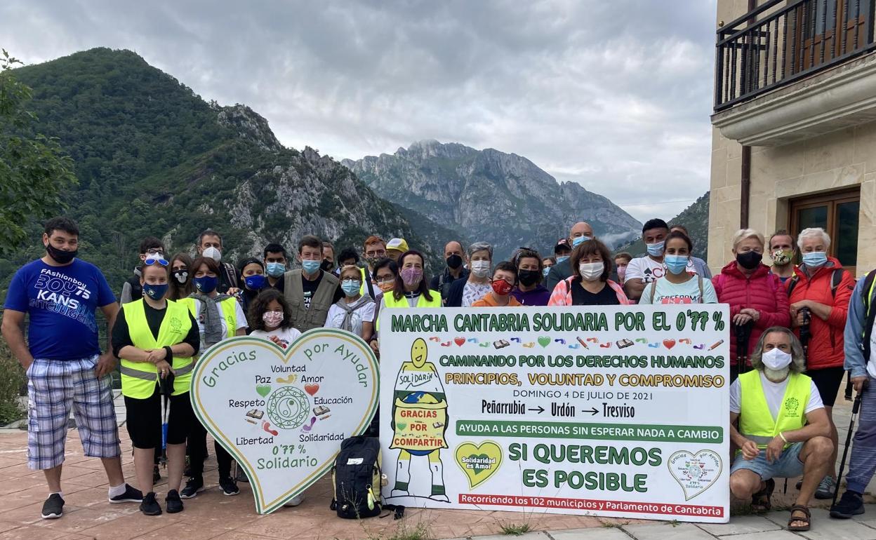 Voluntarios y autoridades en la localidad de Linares, en el municipio de Peñarrubia 