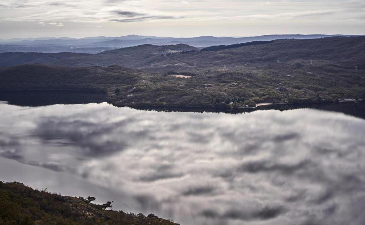 Mirador del Lago de Sanabria en la Senda de los Monjes, con el reflejo de las nubes.