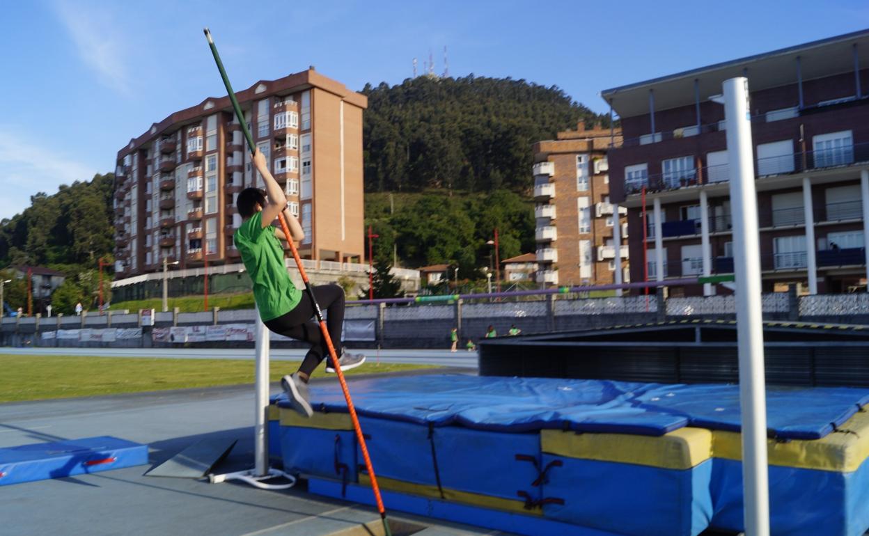 Imagen de archivo de un atleta del Club Carbonero Castro durante un entrenamiento.