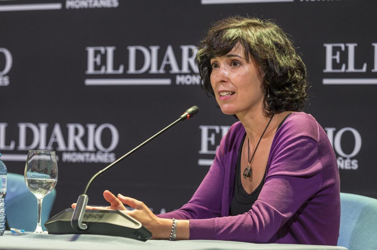 La narradora y ensayista Edurne Portela habló ayer de literatura, política y memoria en Santander. roberto ruiz