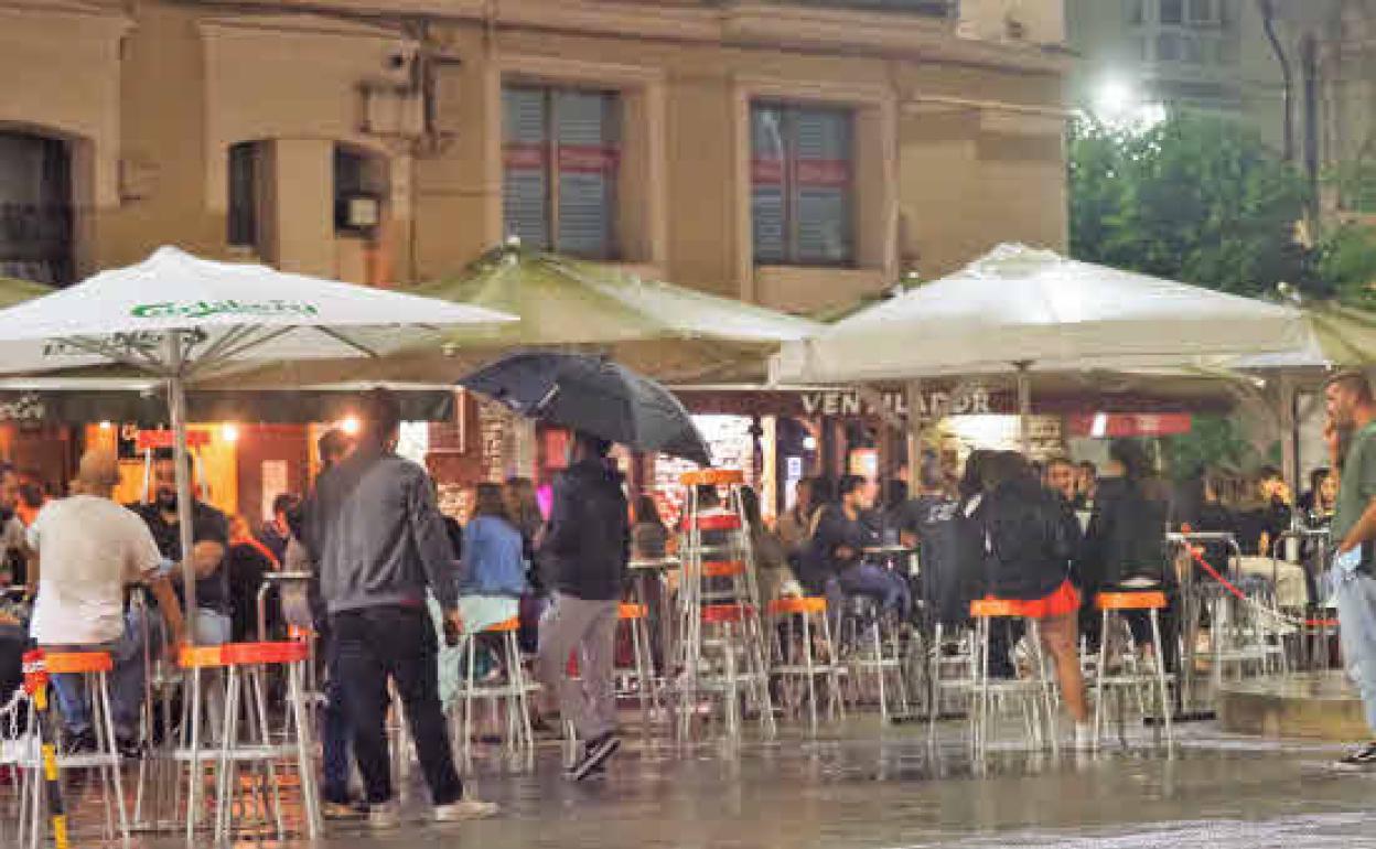 Locales de hostelería de la plaza de Cañadío, en Santander.