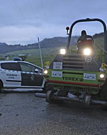 Imagen secundaria 2 - El portavoz del PP en Val de San Vicente arremete con un dúmper contra dos coches de la Guardia Civil