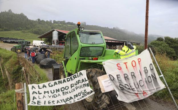 Imagen principal - El portavoz del PP en Val de San Vicente arremete con un dúmper contra dos coches de la Guardia Civil