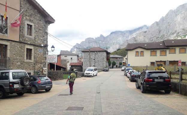 Recorremos el Cares pero de una forma diferente y no tan popular como la famosa senda del mismo nombre. Esta vez a través de un bonito tramo el que disfrutaréis de algunas de las mejores vistas de los Picos de Europa