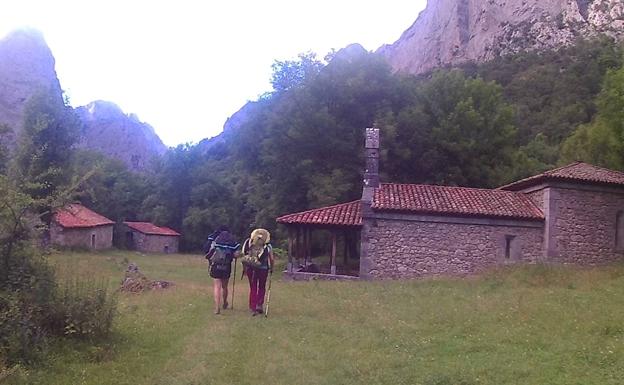 Recorremos el Cares pero de una forma diferente y no tan popular como la famosa senda del mismo nombre. Esta vez a través de un bonito tramo el que disfrutaréis de algunas de las mejores vistas de los Picos de Europa