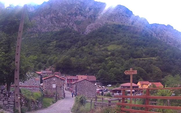 Recorremos el Cares pero de una forma diferente y no tan popular como la famosa senda del mismo nombre. Esta vez a través de un bonito tramo el que disfrutaréis de algunas de las mejores vistas de los Picos de Europa