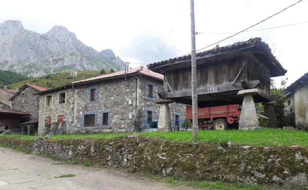 Recorremos el Cares pero de una forma diferente y no tan popular como la famosa senda del mismo nombre. Esta vez a través de un bonito tramo el que disfrutaréis de algunas de las mejores vistas de los Picos de Europa