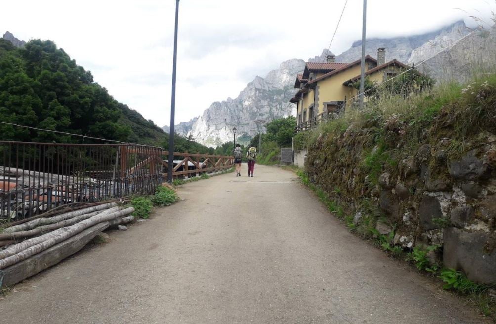 Recorremos el Cares pero de una forma diferente y no tan popular como la famosa senda del mismo nombre. Esta vez a través de un bonito tramo el que disfrutaréis de algunas de las mejores vistas de los Picos de Europa