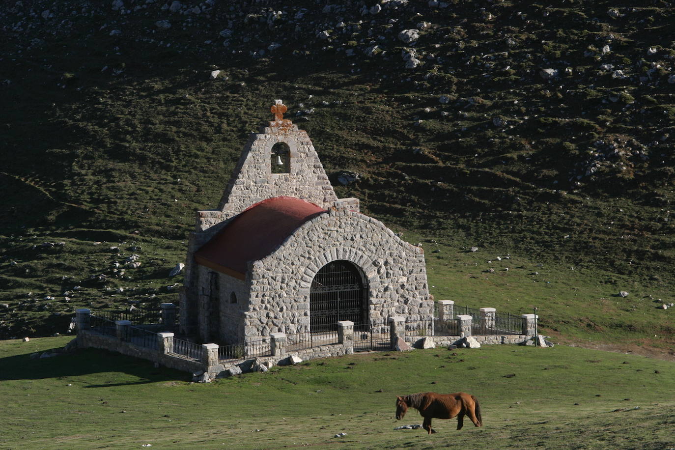 Ermita de la Virgen de la Salud en el Puerto de Áliva, en los Picos de Europa