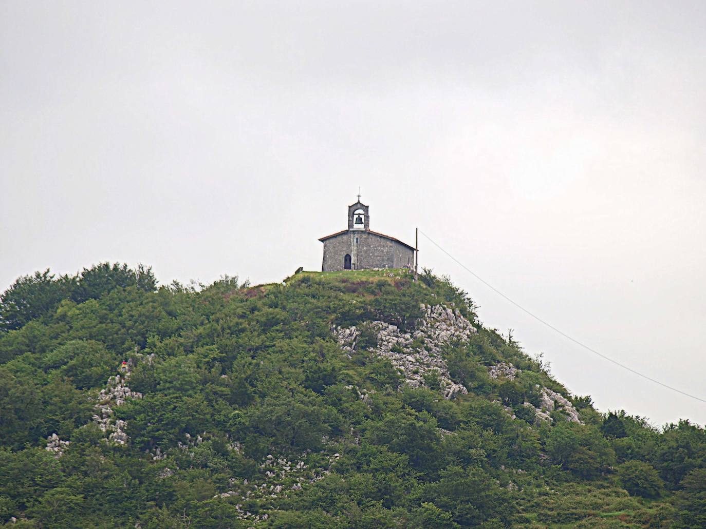 Ermita Santa Engrazi, en GIpuzkoa. Se asemeja a una fortaleza y está ubicada en un montículo a 507 metros de altura.