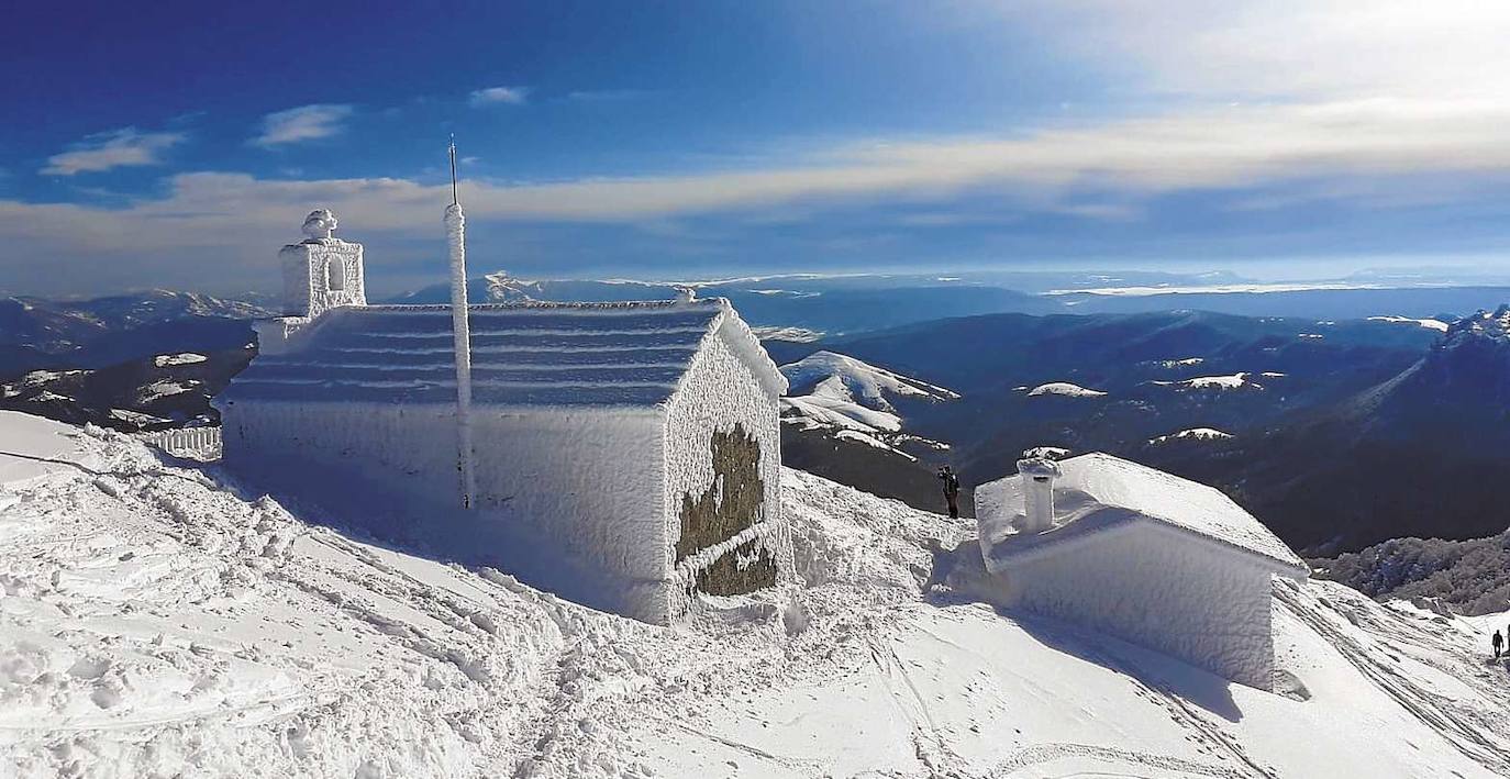 Ermita del Santo Cristo en Aizkorri, un paraje precioso hasta en invierno.