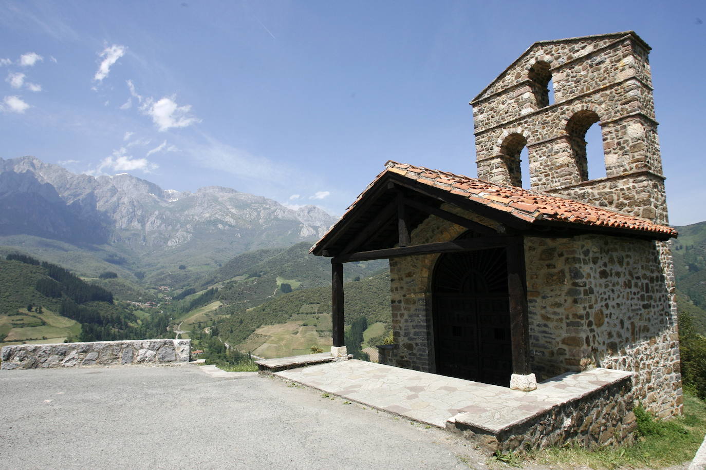 Ermita de San Miguel situada en el entorno del Monasterio de Santo Toribio de Liébana