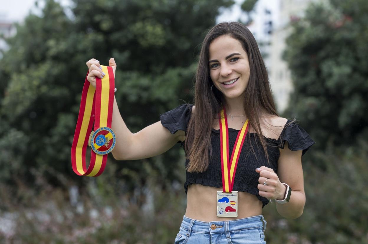 María Luz Peral posa con el cinturón y la medalla que le acreditan como campeona de España. 