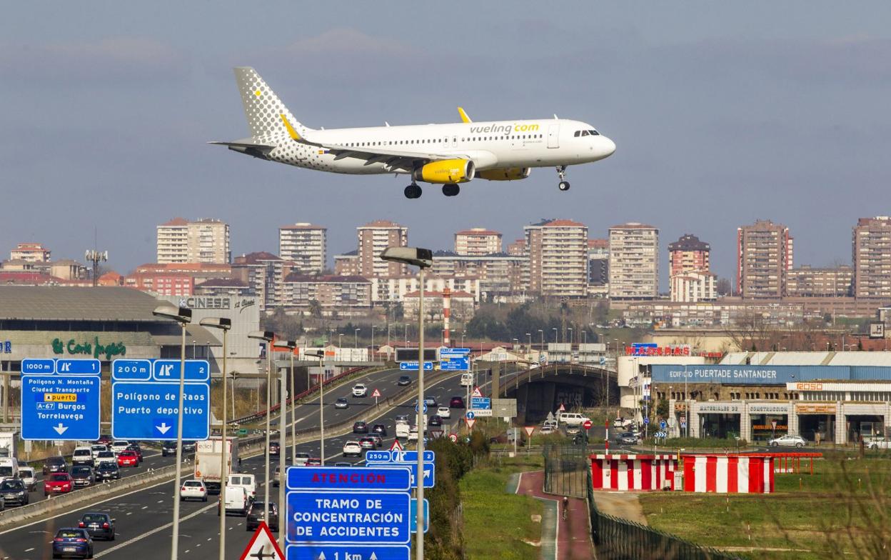 Imagen de archivo de un avión de la compañía Vueling aterrizando en el aeropuerto Seve Ballesteros. Alberto Aja