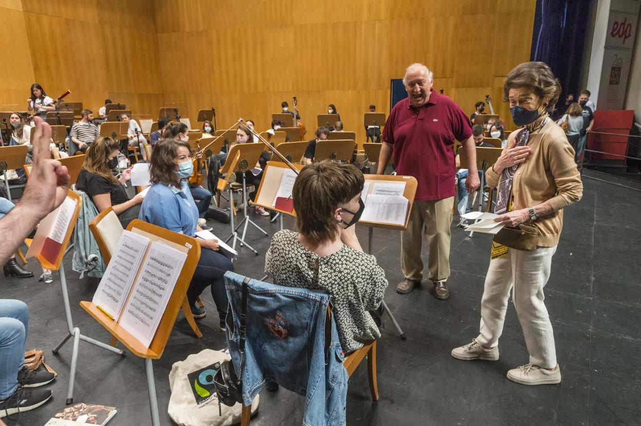 Paloma O'Shea, junto a Péter Csaba, saluda a los participantes del Encuentro tras uno de los ensayos del concierto de hoy. 