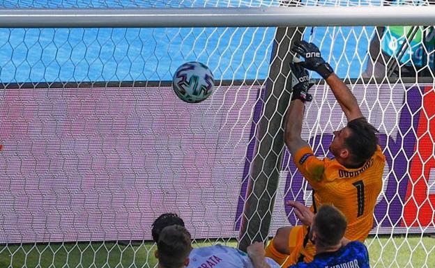 El portero eslovaco Martin Dubravka marca un gol en su portería frente a España. 