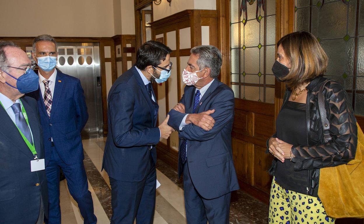 Pablo Zapatero junto a Revilla y la consejera de Presidencia 