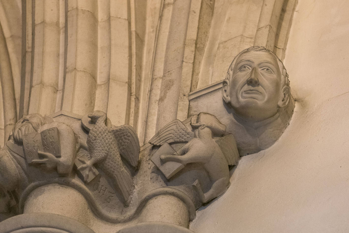 Capitel de la Catedral con el rostro de Don Manuel Ramón Arias Teijeiro, obispo de la Diócesis de Santander desde 1848 hasta su renuncia, en 1860