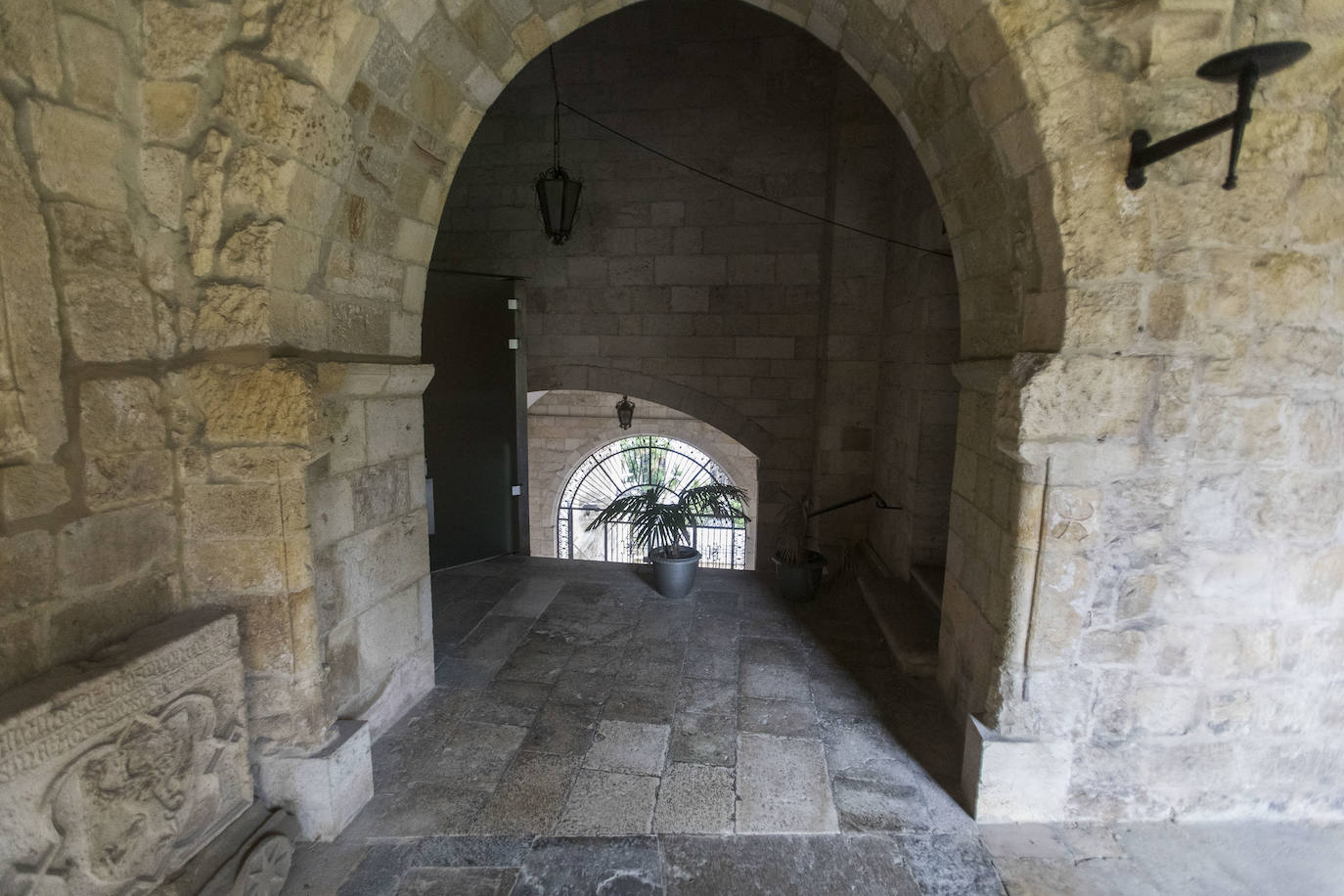 Entrada al patio interior de la parte superior de la Catedral de Santander, añadida dentro de la reestructuración tras el incendio de 1941