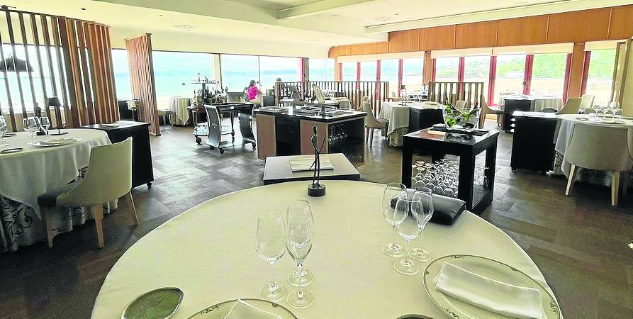 Comedor. Desde cualquier mesa de la sala se tiene una panorámica de El Sardinero y sus playas, así como de la península de La Magdalena. 