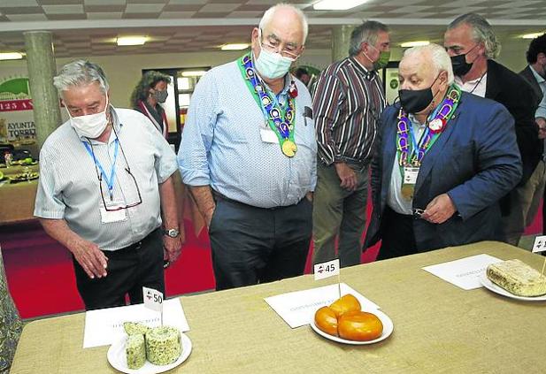 Imagen. Miembros del jurado observan los quesos ganadores.