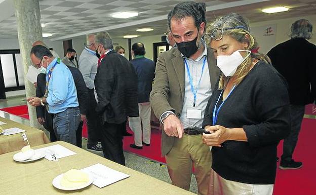 Imagen. Ezcurdia y Ana Arroyo comentan sobre un queso.