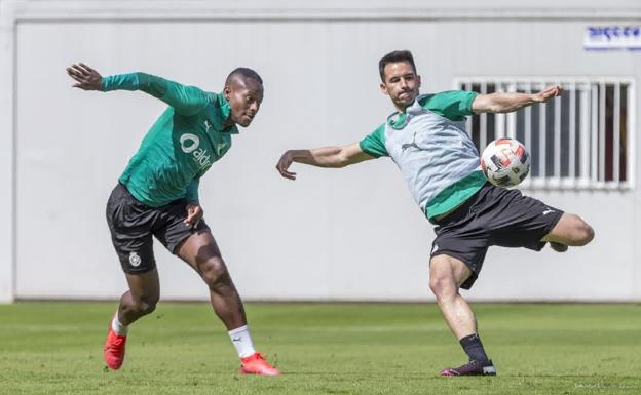 Cedric e Isma López, dos de los futbolistas que permanecen de la temporada pasada.