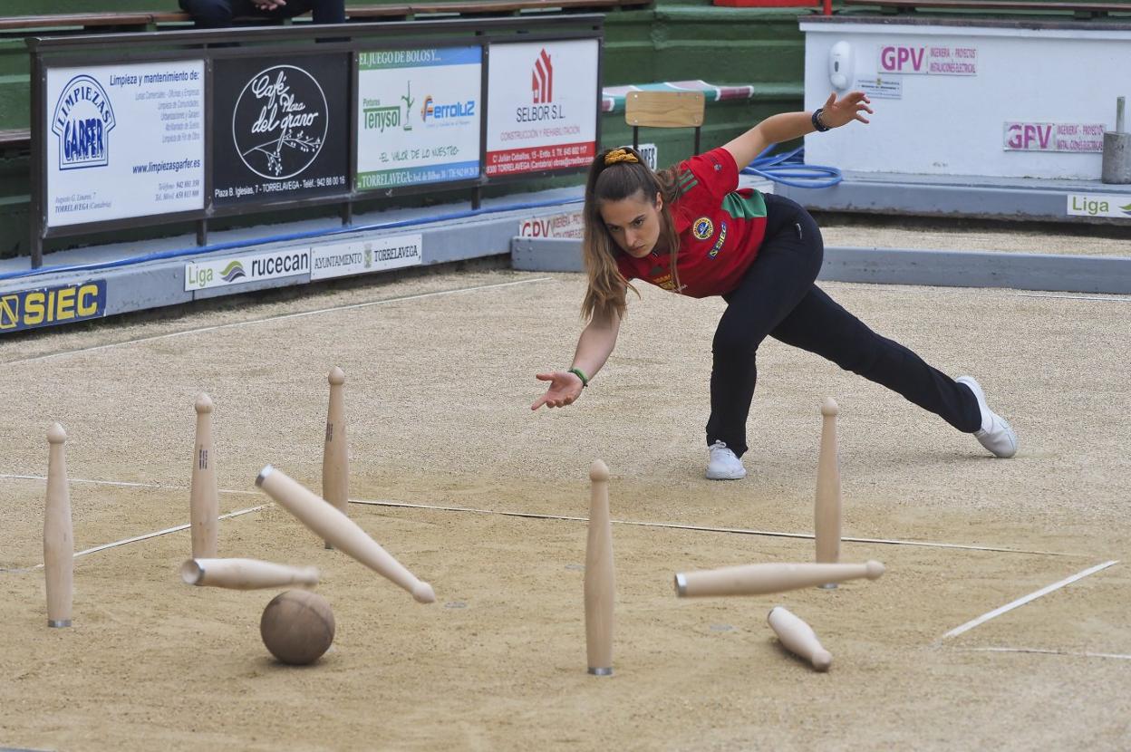 Iris Cagigas ganó ayer el Trofeo de Apebol en Torrelavega. 