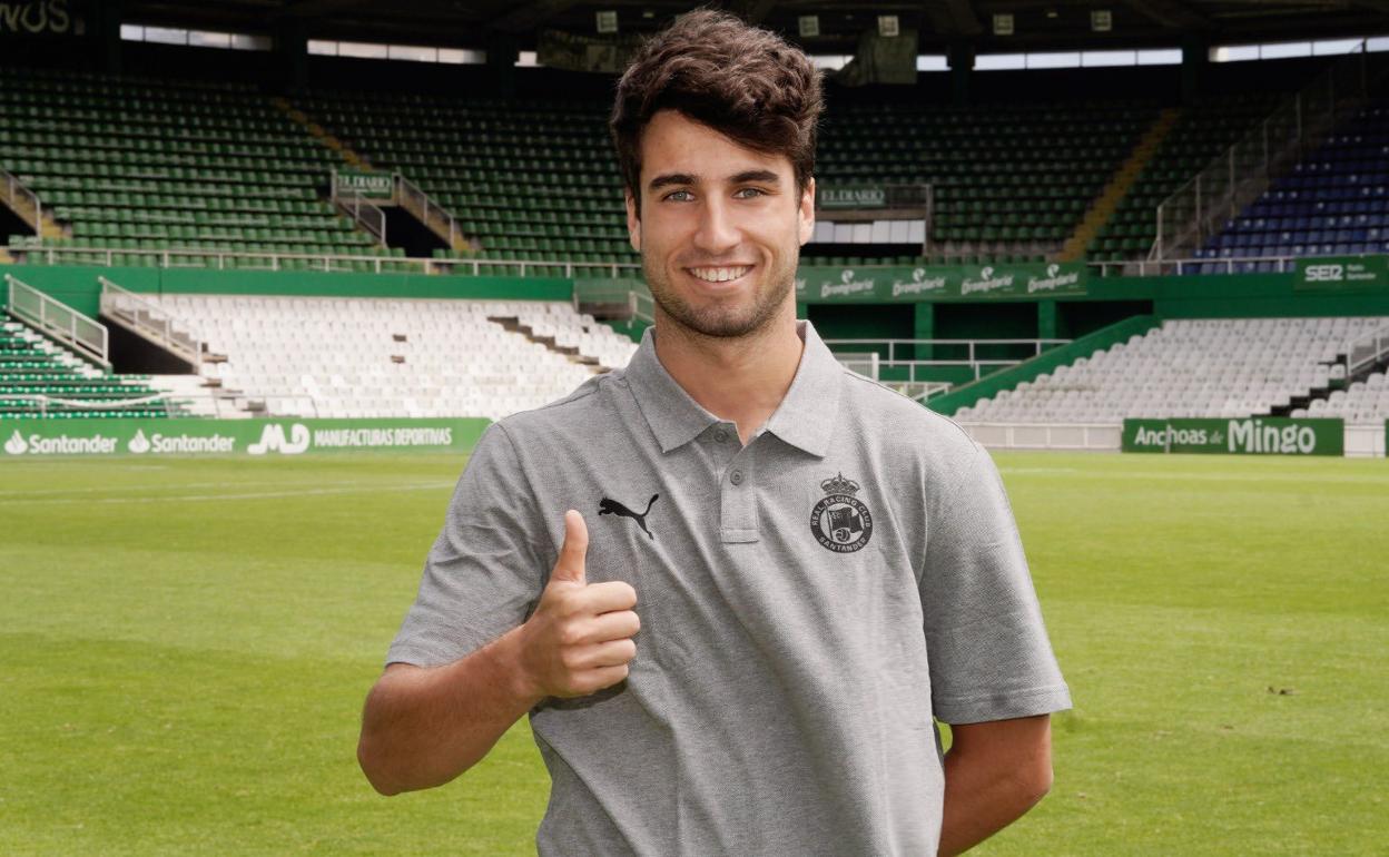 Marcos Bustillo posa sonriente en Los Campos de Sport de El Sardinero el día de su presentación como racinguista.