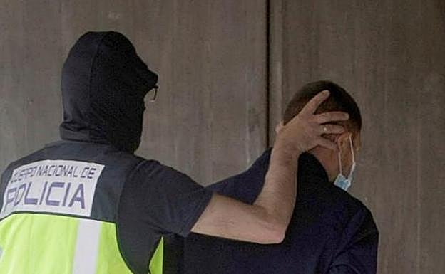 Entrada de uno de los detenidos en el juzgado. 