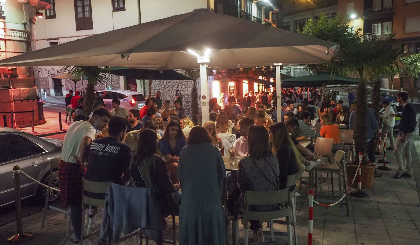 La presencia de los cuerpos y fuerzas de seguridad se dejó sentir este fin de semana en la capital cántabra. En Santander se realizó la madrugada del domingo un control especial de aforos, que a falta de que se recopile toda la información –el balance oficial se divulgará esta mañana–, se habría saldado, al menos, con seis denuncias. Los agentes desplegados, que completaron a los del turno de guardia, vigilaron las principales zonas del ocio nocturno de la ciudad multando a quienes no respetaron los aforos en el interior de los locales, por bailar en los mismos o por consumir en barra, cuestiones restringidas por las medidas anticovid. También se habría sancionado a quienes consumían de pie en los exteriores de los locales.