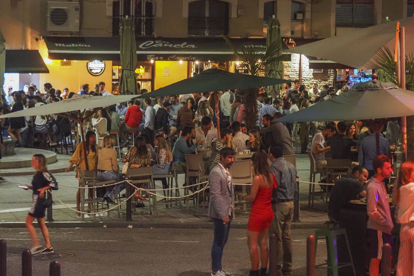 La presencia de los cuerpos y fuerzas de seguridad se dejó sentir este fin de semana en la capital cántabra. En Santander se realizó la madrugada del domingo un control especial de aforos, que a falta de que se recopile toda la información –el balance oficial se divulgará esta mañana–, se habría saldado, al menos, con seis denuncias. Los agentes desplegados, que completaron a los del turno de guardia, vigilaron las principales zonas del ocio nocturno de la ciudad multando a quienes no respetaron los aforos en el interior de los locales, por bailar en los mismos o por consumir en barra, cuestiones restringidas por las medidas anticovid. También se habría sancionado a quienes consumían de pie en los exteriores de los locales.