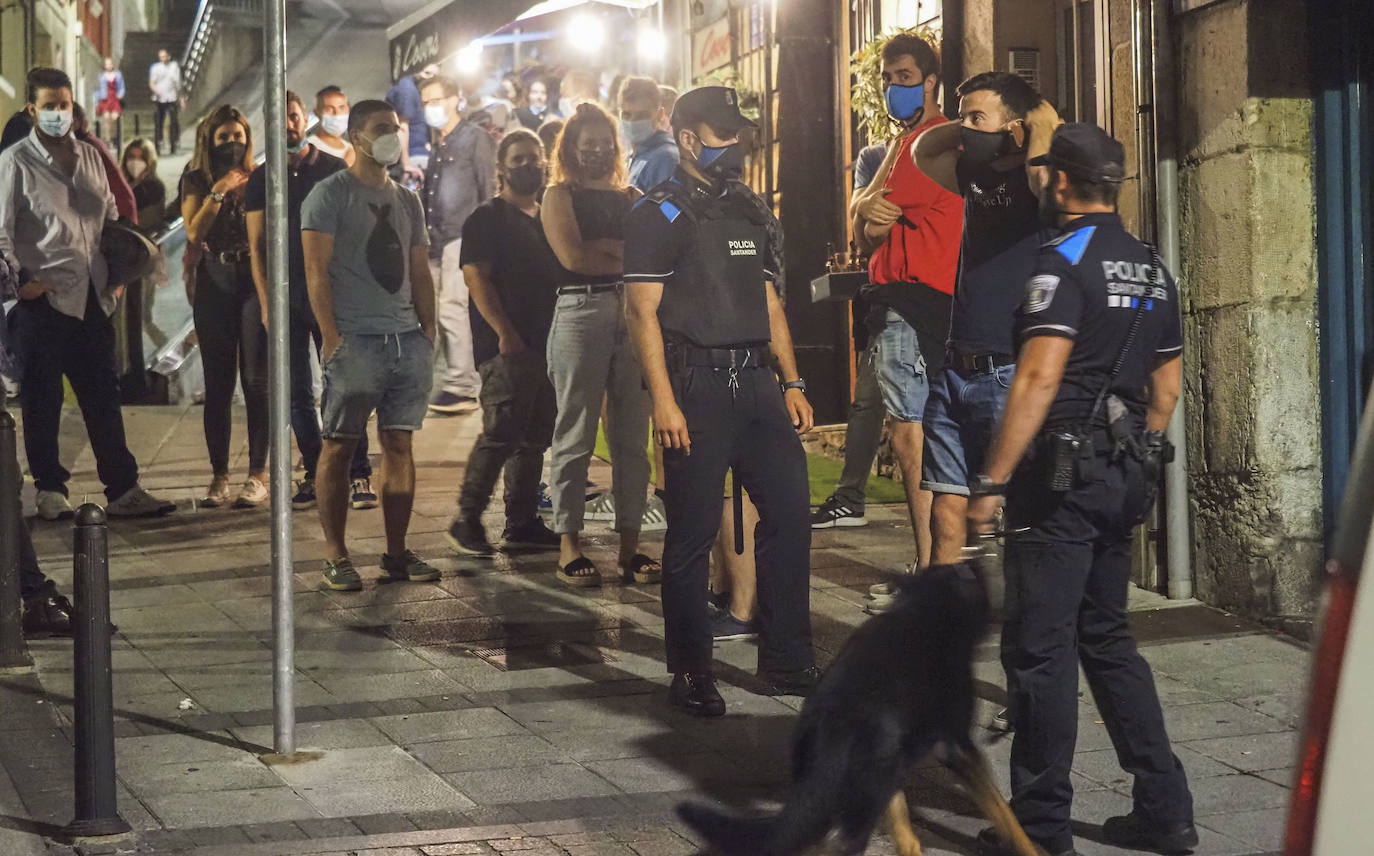 La presencia de los cuerpos y fuerzas de seguridad se dejó sentir este fin de semana en la capital cántabra. En Santander se realizó la madrugada del domingo un control especial de aforos, que a falta de que se recopile toda la información –el balance oficial se divulgará esta mañana–, se habría saldado, al menos, con seis denuncias. Los agentes desplegados, que completaron a los del turno de guardia, vigilaron las principales zonas del ocio nocturno de la ciudad multando a quienes no respetaron los aforos en el interior de los locales, por bailar en los mismos o por consumir en barra, cuestiones restringidas por las medidas anticovid. También se habría sancionado a quienes consumían de pie en los exteriores de los locales.